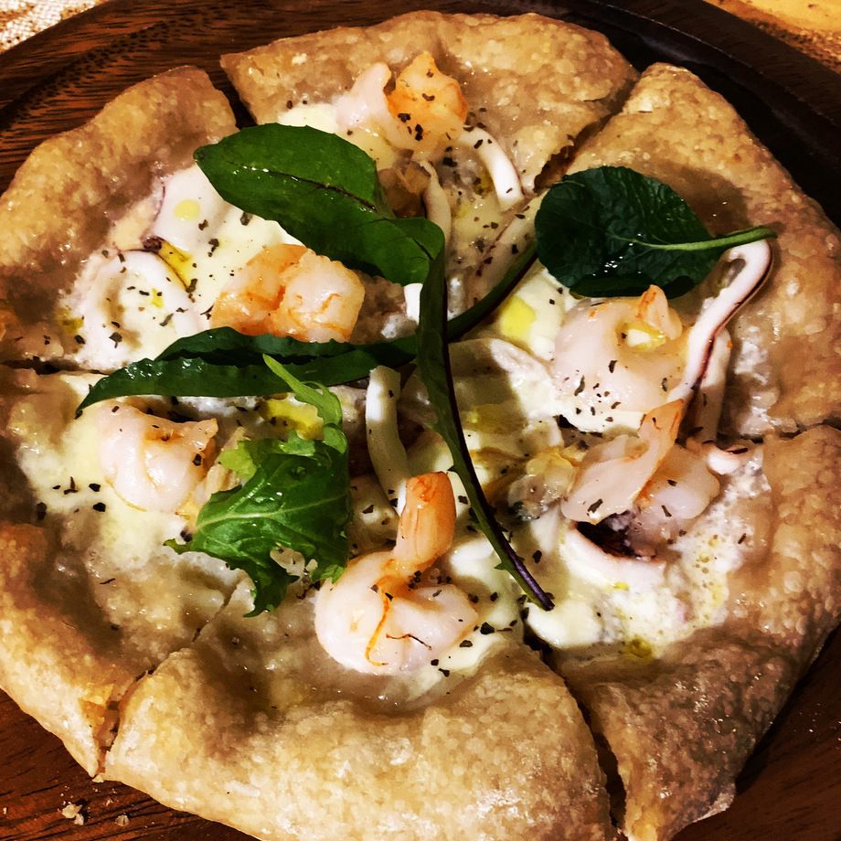 海の幸のクリームピザ