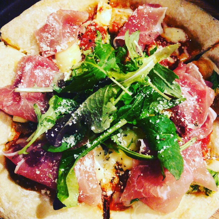 生ハムのピザ　インサラータ仕立て