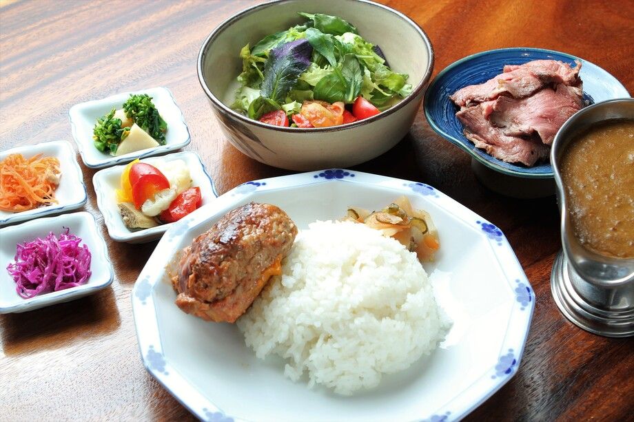 ８　ハンバーグカレー　ローストビーフ付き　弁当（3320円）