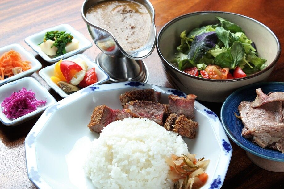 7　天使の羽根　カツカレー　ローストビーフ付き弁当（3820円）