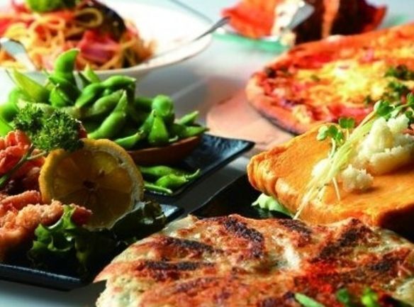 【三時間食べ飲み放題コース】飲み会やお友達の集まり、女子会などいろいろな用途にご利用いただけるお値打ちな食べ飲み放題コースです！創作おつまみからご飯もの、パスタ、ピザ、デザートなど２００種類以上のフードメニューとドリンクメニュー（ビール有りは＋580円）が全て食べ放題＆飲み放題のオールフリーになります！(※食べ飲み放題には別途、お通し料金がかかります)