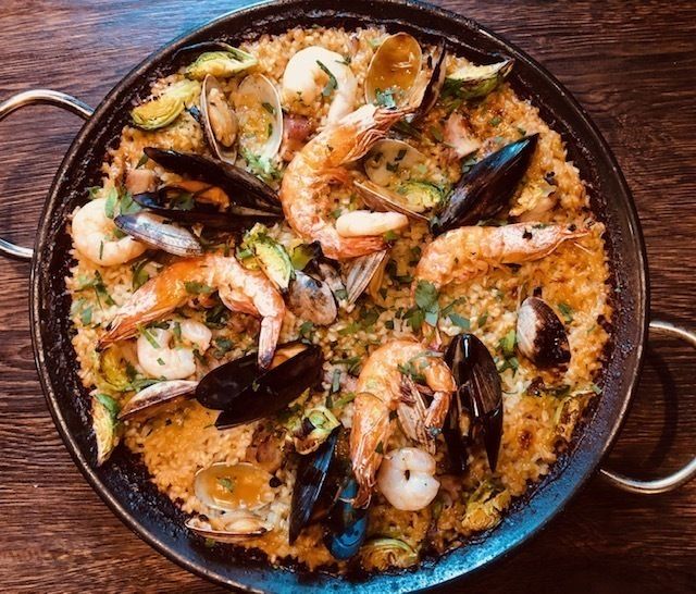 魚介と鶏肉入り　ミックスパエリア（￥１，８００）