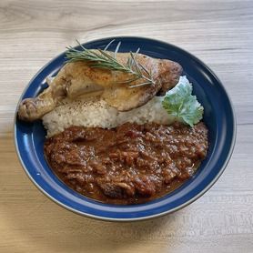 【オリジナル】骨付き鶏もも肉のコンフィ風カレー（ポークビンダルーソース）