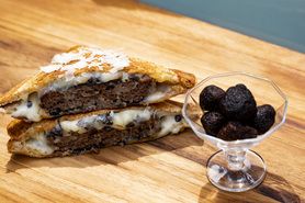 トリュフ和牛チーズバーガーサンド Truffle Wagyu Cheese Burger
