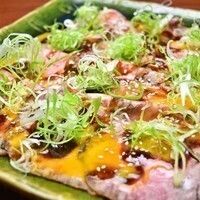 特製辛みそと卵黄のユッケ仕立てのローストビーフ