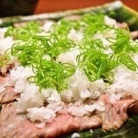 鬼おろしと九条葱の梅かつおポン酢のローストビーフ（2,200円）