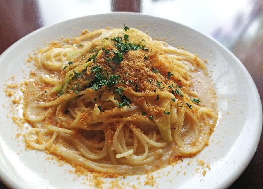 ボッタルガ[伊産・カラスミ]とキャベツのクリームソース