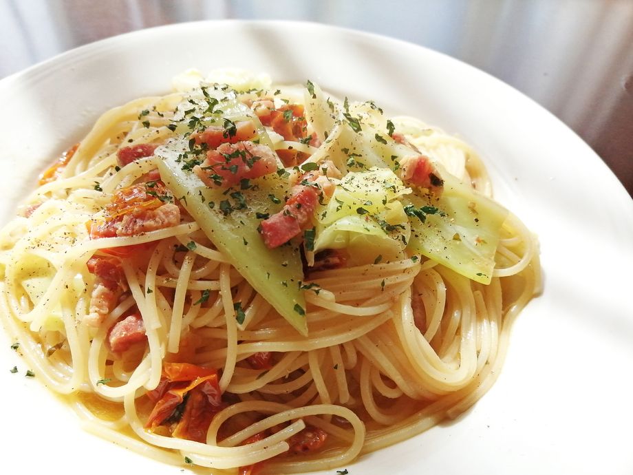 パンチェッタ[西産デュロック豚・生ベーコン]とキャベツのオイルソース