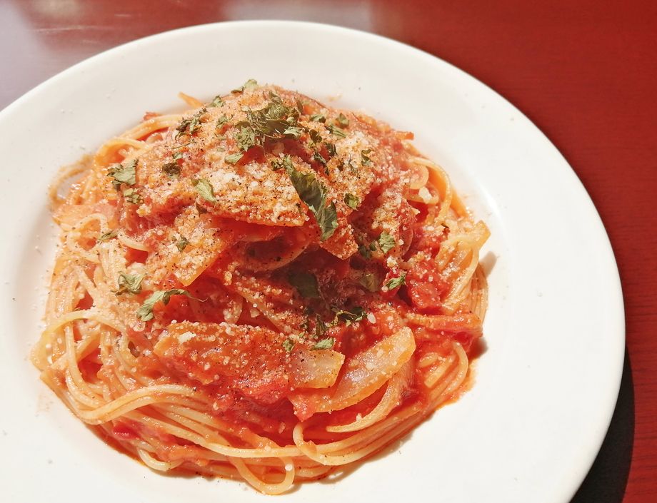 アマトリチャーナ (パンチェッタ[西産デュロック豚・生ベーコン]のトマトソース) 