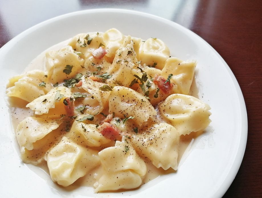 自家製トルテッローニ(詰め物パスタ) , パンチェッタ風味のクリームソース