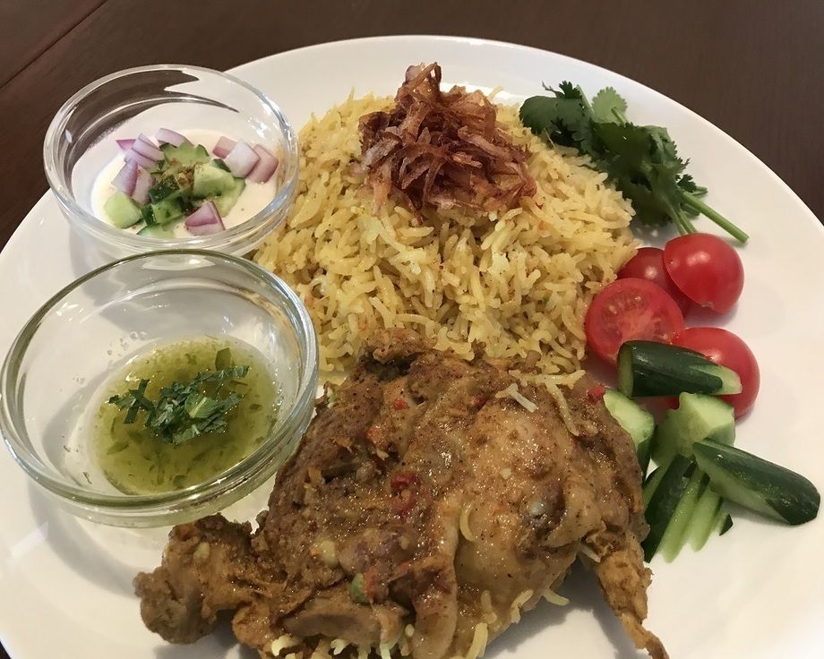 【ランチセット】＜水・金・日曜限定チキンライス＞　鶏肉のスパイス炊き込みカレー／カオモックガイ