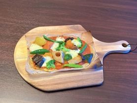 『野菜たっぷり』野菜とモッツァレラチーズのお米ピザ