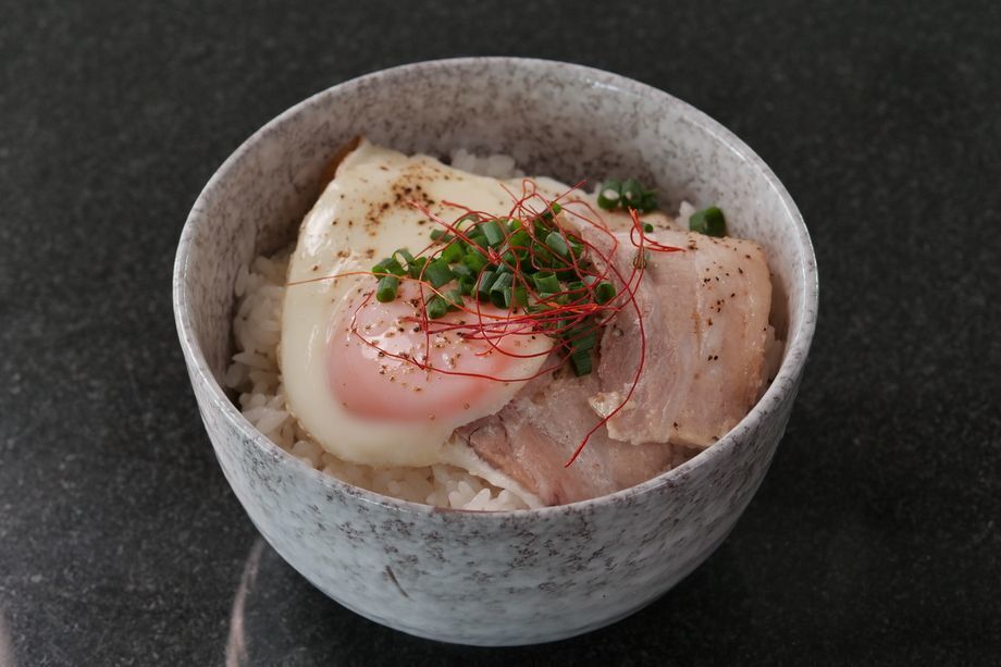 エッグチャーシュー丼