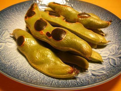 季節のメニュー　　空豆の炭火焼（￥594）