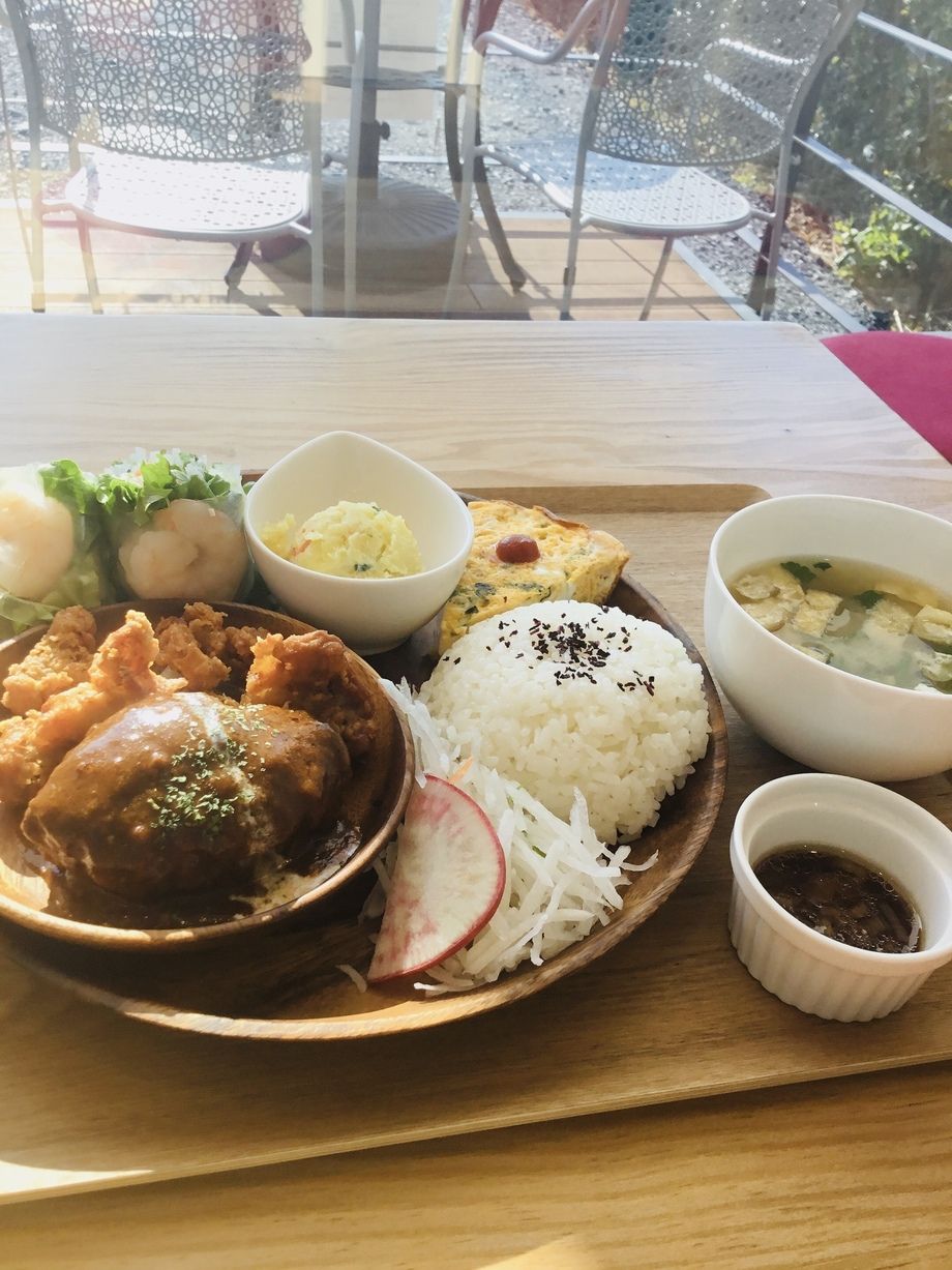 大人よくばりランチ(メイン2種) ¥1400(税込)