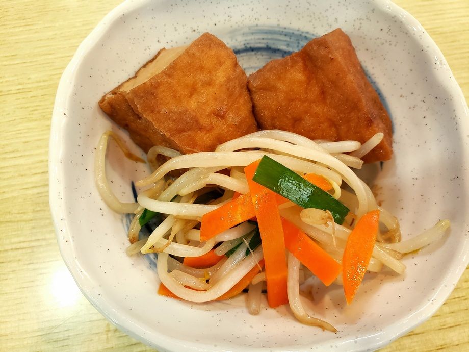 生揚げ煮、もやし炒め添え