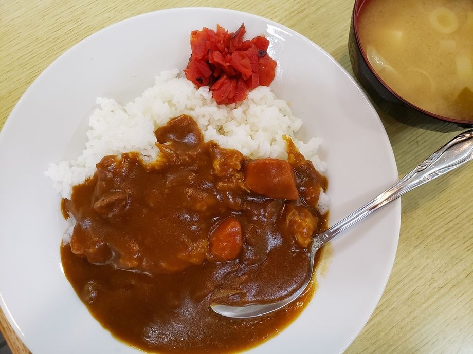 カレーライス味噌汁付き