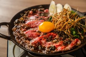 黒毛和牛黒胡椒香る割り下で仕上げた鉄板すき焼き