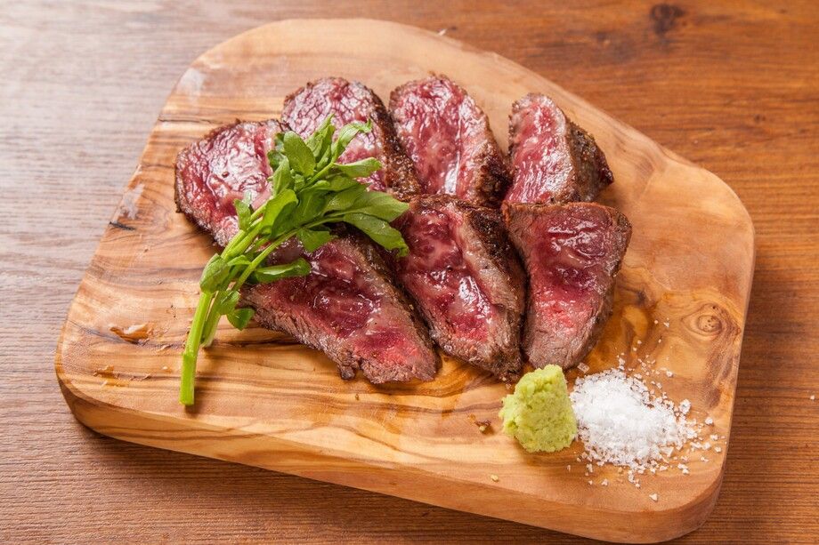 黒毛和牛の天然塩グリル（120g） アンデスの天然塩と山葵添え