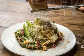 削りチーズのシーザーサラダ