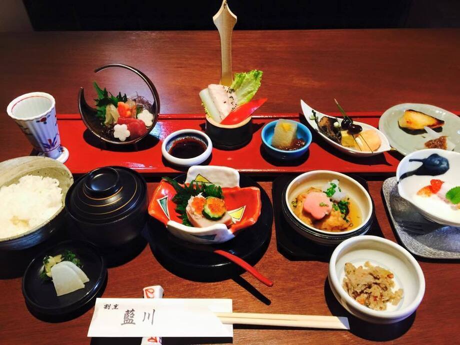 昼会席　　揖斐御膳　先付・お造り・季節の焼き物・煮物・黒毛和牛溶岩焼き・食事・水物（3000円）