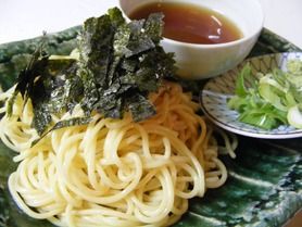 大盛無料！小盛半額！播州中華麺を自家製めんつゆで「ざるラーメン」　큰 모듬 무료!  작은 모듬 반액!  수제 국물로 아무쪼록 “차게라면”