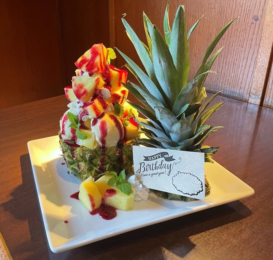 特別なお祝いの日に如何でしょうか？パイナップルプレート（無料サービス）
