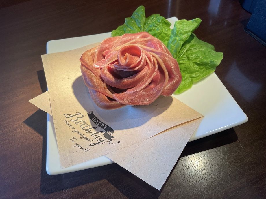 特別なお祝いの日限定！豚タン花盛プレート（無料サービス）