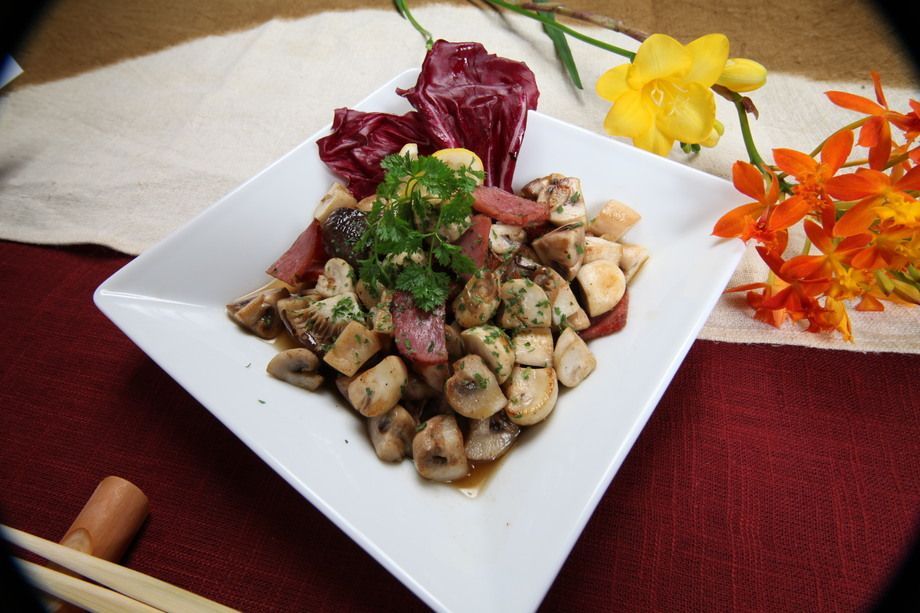 マッシュルームとベーコンのガーリックソテー（６４０円）