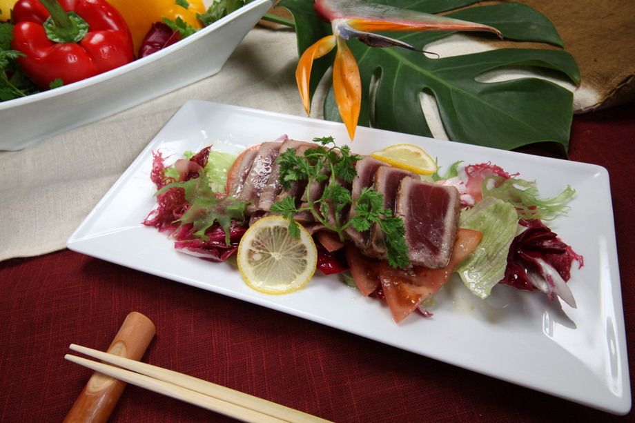 鉄板でタタキ風に・・・マグロの鉄板たたきカルパッチョ風（７９０円）