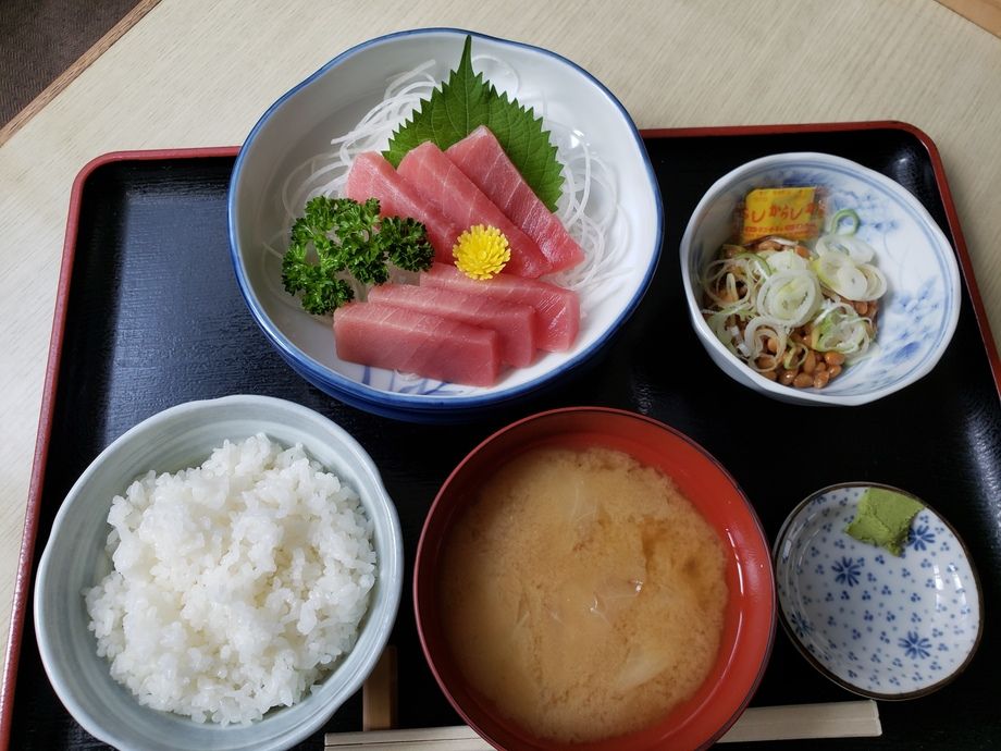 刺身、納得、半ライス、味噌汁