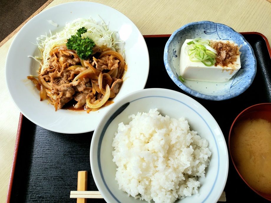 豚肉生姜焼き、お豆腐、並ライス、味噌汁