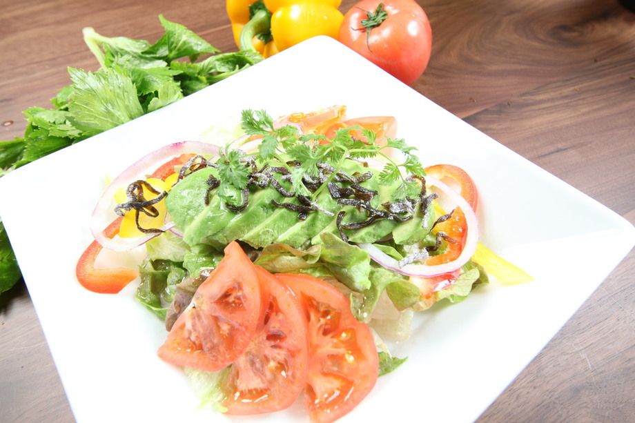 アボカドと塩昆布のサラダ（６９０円）