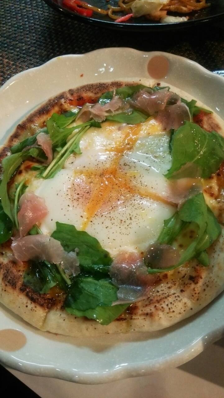 鉄板仕上げビスマルクピザ（７９０円）