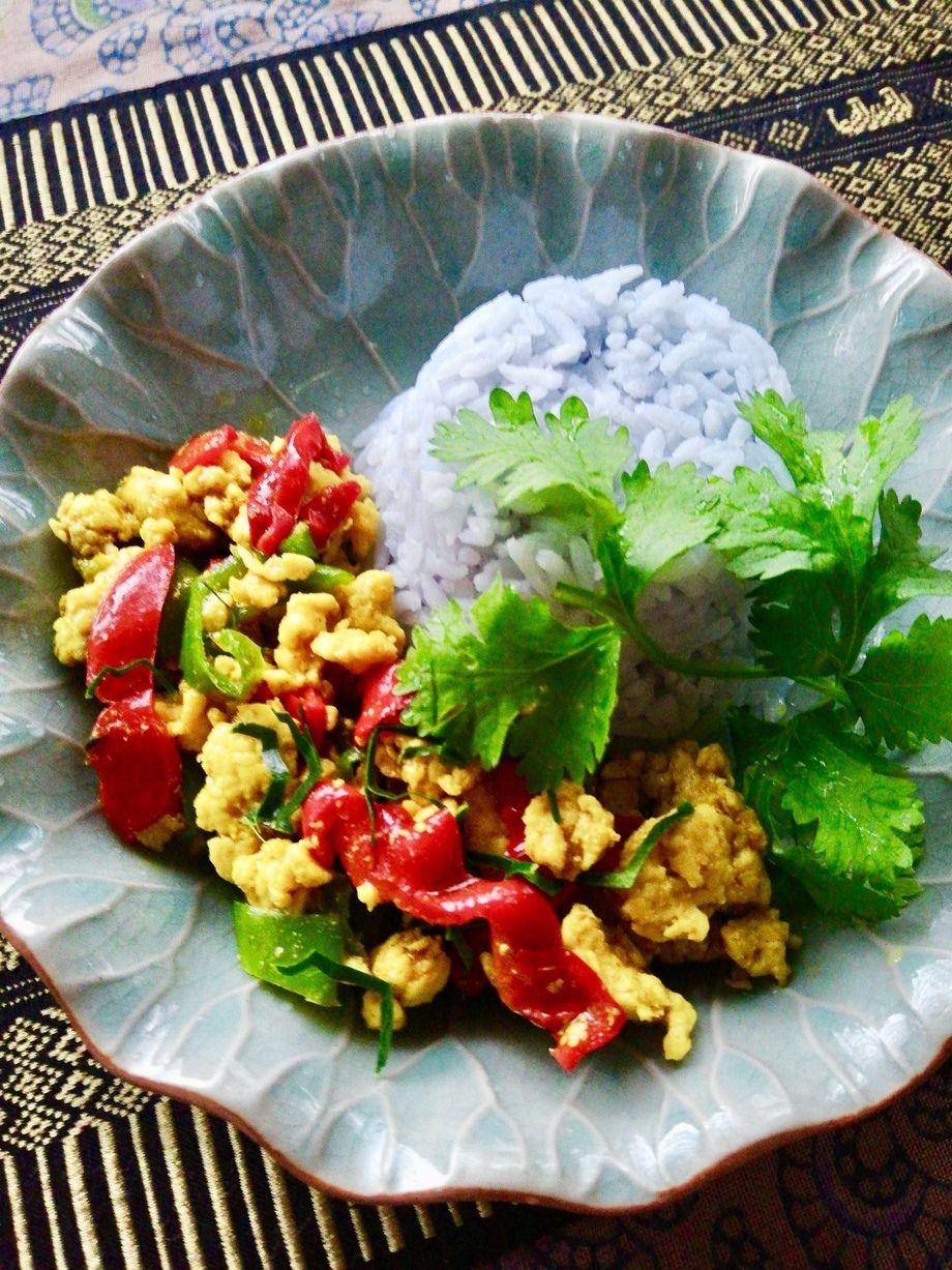 クアクリンガイ(タイ南部のスパイシー鶏ひき肉炒め)ライス付き