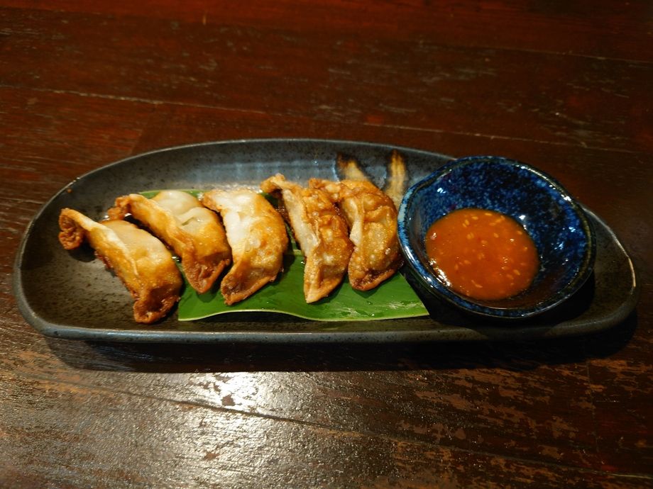 揚げ餃子辛味ソース添え