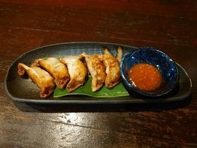 揚げ餃子辛味ソース添え