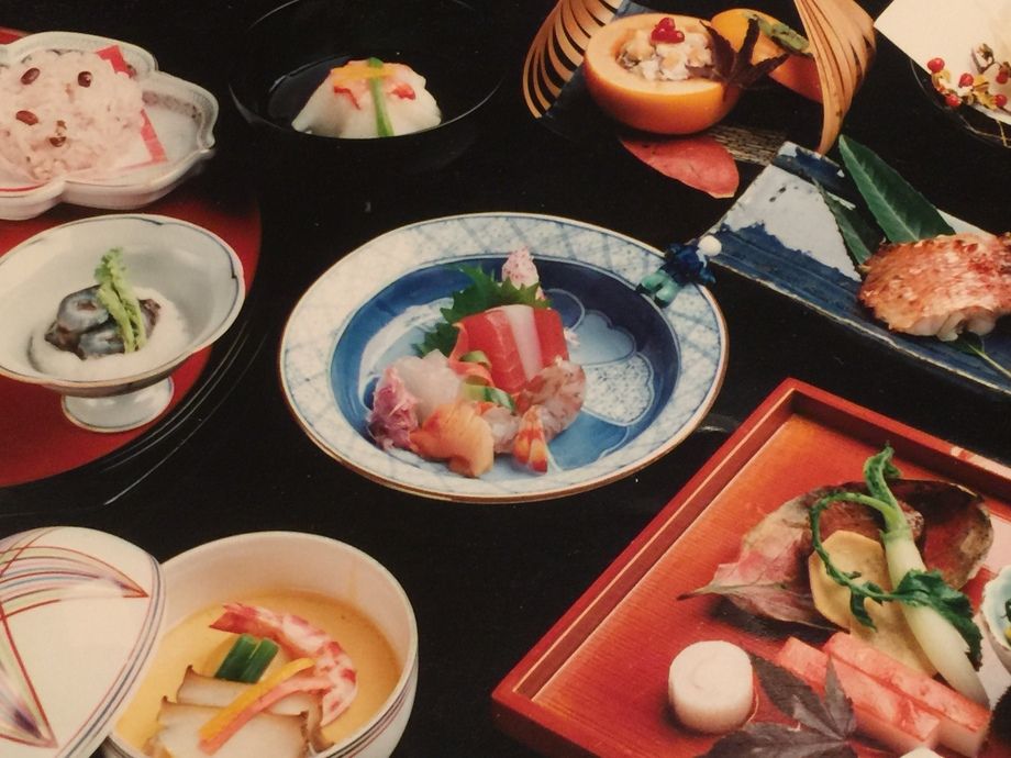 季節会席　先付・お造り・季節の焼き物・煮物・黒毛和牛溶岩焼き・揚げ物・食事・水物　8品（5500円）