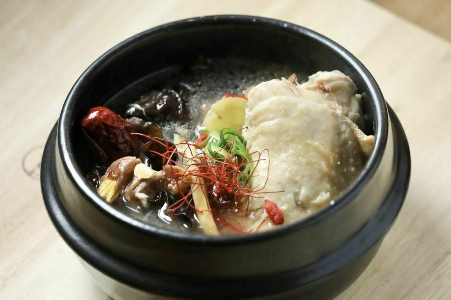 薬膳鶏湯(骨付き太もも肉入)（1,400円）