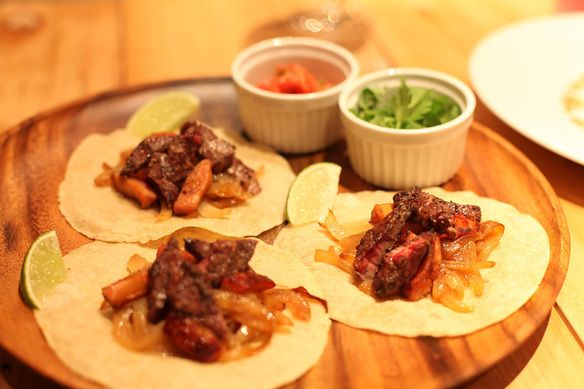 自家製コーントルティーヤのタコス 牛ハラミとチョリソ