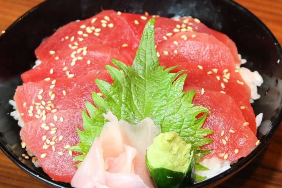 生本まぐろ丼　　　　　　生青のりの味噌付き