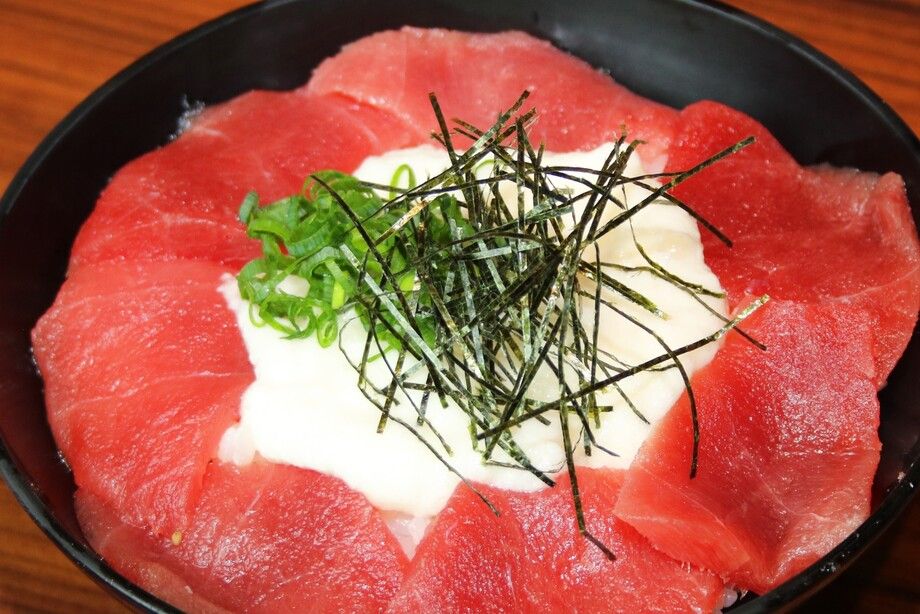 本まぐろ山かけ丼　　生青のりの味噌付き