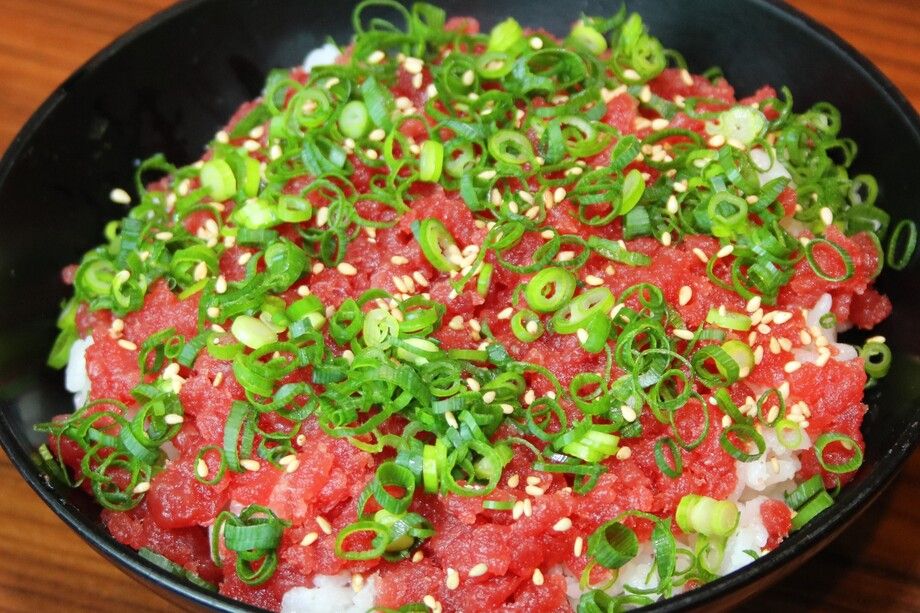 本まぐろたたき丼　　生青のりの味噌付き