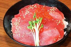 生本まぐろといくらの赤の他人丼　　生青のりの味噌付き