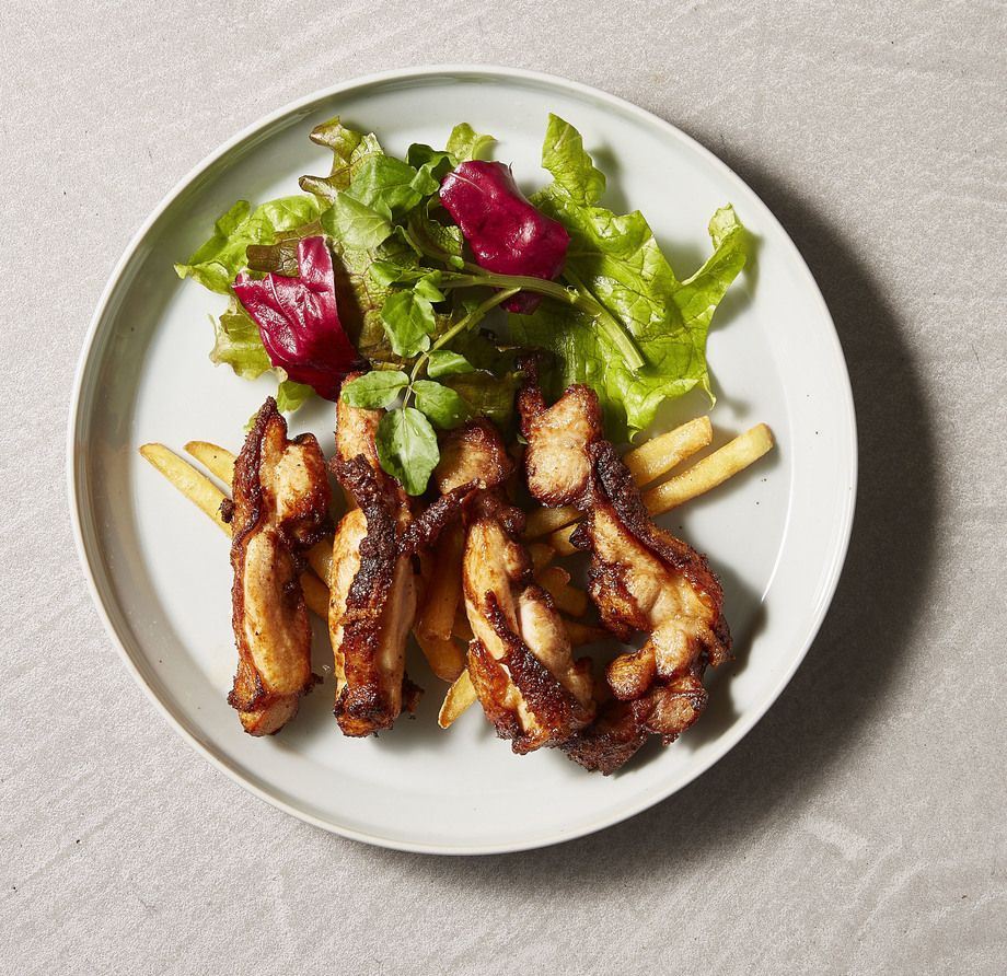 スパイシーローストチキンSpicy Roast Chicken served with Fries and Salad