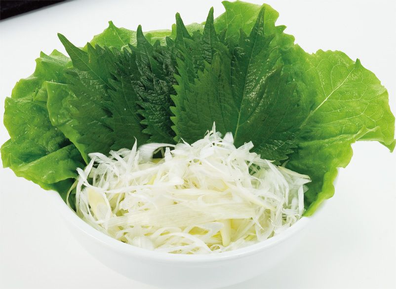 牛角サンチュセット （サンチュ5枚・大葉・ネギ・サンチュ味噌・カクテキ・ガーリックチップ）（539円（税込））