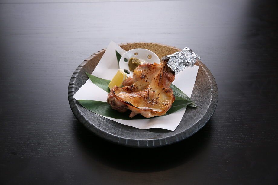 骨付き鶏モモ肉の一本焼き