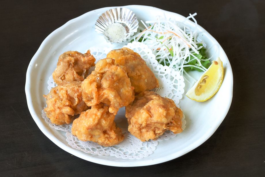 若鶏の唐揚げ（825円）