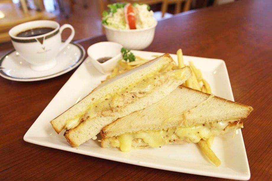 ツナとチーズのホットサンド（サラダ・コーヒーOr紅茶）