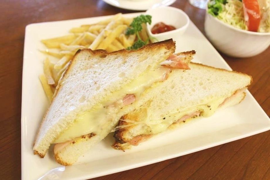 ベーコンとチーズのホットサンド（サラダ・コーヒーOr紅茶）